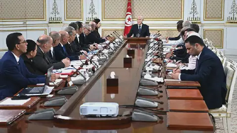 Tunisian President Oversees Cabinet Meeting