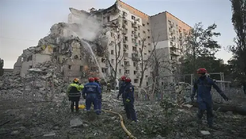 Ukrainian Authorities Report Casualties in Russian Attacks on Kyiv