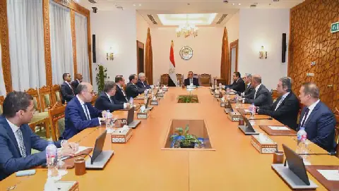 Egyptian Foreign Minister Reviews Regional Crises with Ministry Leaders