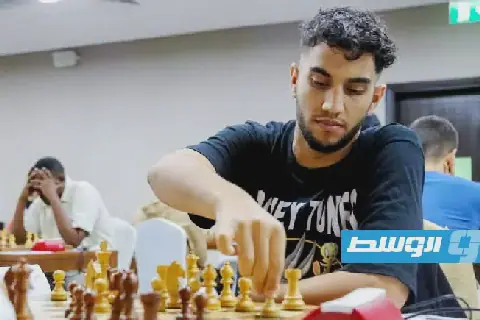 بطل الشطرنج الليبي علي العر.. موهبة تتألق وتلفت أنظار الإعلام العالمي