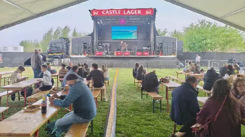 Feesgangers het reeds Dinsdag deur die dag gekuier en die musiek by die feesverhoog geniet op die Momentum Aardklop Nasionale Kunstefees in Potchefstroom.