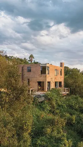 Grant en Theresa se huis verdwyn so te sê in die inheemse bos, danksy die ongepleisterde bakstene en gestroopte modernistiese argitektuur. Vir die ontwerp het die argitek Guillaume Pienaar hom deur die terrein laat lei om die noordelike sonlig en die huis se visuele konneksie met die omgewing tot sy reg te laat kom. Ontwerp deur Pinard Architecture