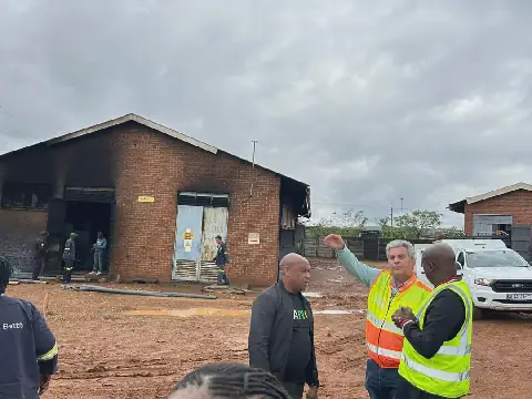 Die beskadigde Waltloo-substasie nadat ’n brand uitgebreek het weens ’n ontploffing.