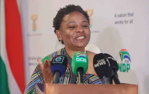 Khumbudzo Ntshavheni, minister in die presidensie.