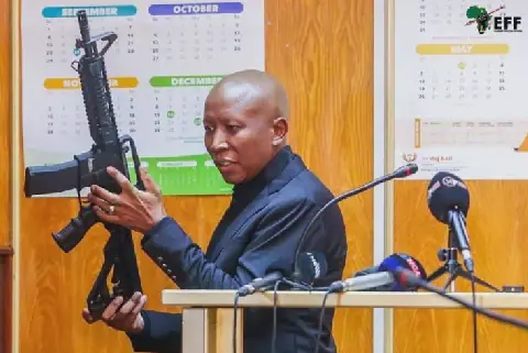 Julius Malema, EFF-leier, het tydens sy verhoor in die vuurwapensaak teen hom dié speelgoedgeweer aan die streekhof in KuGompo-stad gewys, wat hy aangevoer het op die betrokke saamtrek gebruik is.