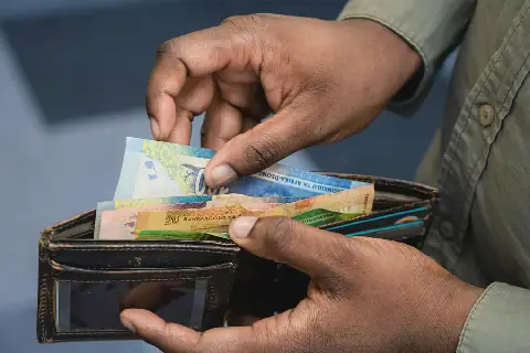 Pay rises 4.1% but jobs decline in latest Stats SA figures