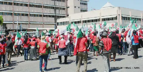 Nigerian Workers Threaten Warning Strike Over High Petrol Prices, Minimum Wage
