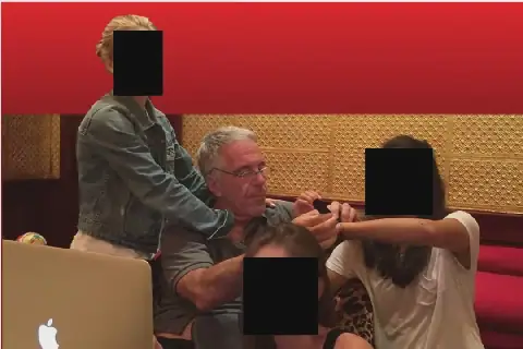 Jeffrey Epstein saam met onbekende meisies.