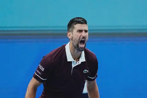 Novak Djokovic brul Woensdag oor ’n wenpunt in sy wedstryd in die eerste ronde van die Chinese Ope in Beijing.
