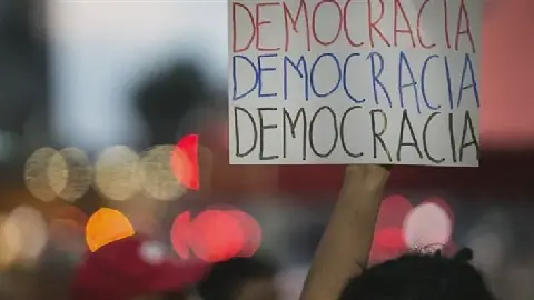 A democracia liberal em África e o caso de Angola