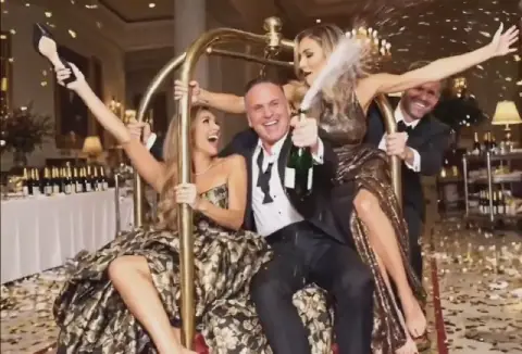 Un haut responsable de Trump publie une vidéo de lui faisant la fête en smoking, pulvérisant du champagne