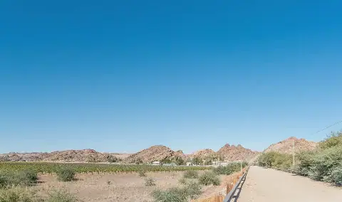 Die Suid-Afrikaanse grenspos by Onseepkans vanaf die brug oor die Garieprivier op die grens met Namibië. Foto: Getty Images