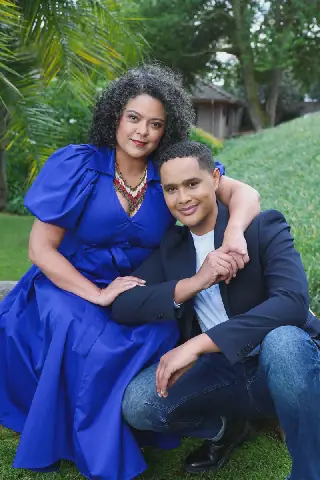 Elkeen is ’n ster in eie reg, maar saam is hulle ’n dinamiese duo, soos die akteurs Lee-Ann van Rooi en Roberto Kyle bewys in hul rolle as ’n TV-ma-en-seun in die sepie Binnelanders. Elkeen is ook nou in ’n goue fase van hul lewe, beide professioneel én persoonlik.