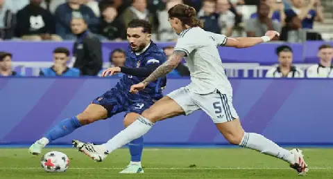 إيطاليا تنتزع نقطة من ملعب فرنسا في أول تعثر لمنتخب زيدان