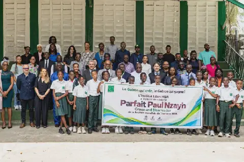 Des membres de la Fondation Léon-Mba.