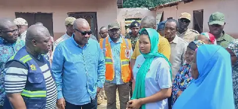 Mahama commiserates with Hohoe flood victims, presents relief items