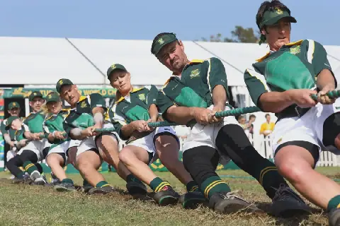 Ons 580 kg- senior gemengde span het een van baie puik vertonings deur SA spanne gelewer. Hier (van voor) trek Elna Fourie, Adrian Rix, Kittie Terblanche, Tiaan Ras, Nadia Bruce, Johnny Theart, Zounica van der Merwe en Rico Thiart. Kittie het ook die toutrekwêreldliggaam se prys vir vroue-atleet van die jaar ontvang.