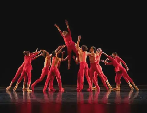 Jazzart-dansers berei voor vir hul produksie ‘Our Bodies Remember’.