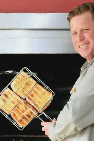 Frans de Villiers wys hoe hy met sy navorsing geleer het om braaibroodjies te maak.