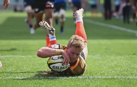Erich Visser, oudskrumskakel van die Junior Bokke, druk hier vir die Cheetahs teen die Iberians ’n drie.