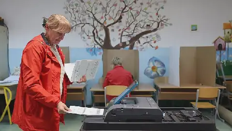 Bosnians Vote Amidst Ethnic Tensions and Pro-Russian Politician's Influence