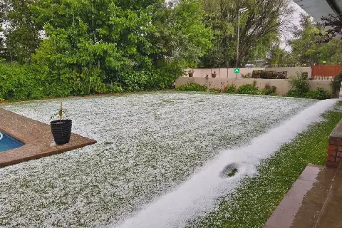 Lusinda Herridge het dié foto geneem van die hael wat Saterdag in Prieska geval het.