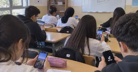 Algerian Education Ministry Cracks Down on In-Class TikTok Live Streams