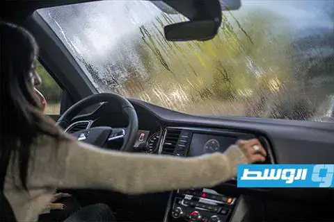 3 خطوات للتخلص من بخار زجاج السيارة خلال القيادة