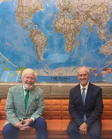 Leo Brent Bozell III en Roelf Meyer. Foto: @USAmbRSA/X