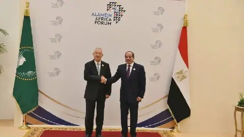 Algerian Parliament Speaker Azzouz Nasseri Receives Warm Welcome from Egyptian President