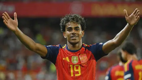 Spain Coach Luis de la Fuente Backs Lamine Yamal to Become Football Legend
