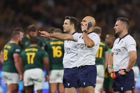 Kom in, kom in. Die skeidsregter Andrea Piardi praat verlede naweek met die televisieskeidsregter Matteo Liperini in die toets tussen die Bokke en Wallabies in Perth. Foto: Getty Images