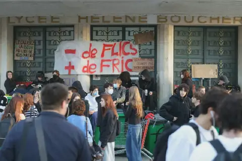 France to Suspend Studies in 400-500 Educational Institutions