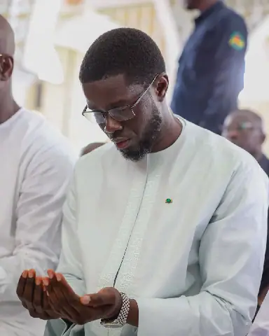 DÉCÈS DE CHEIKH HAMIDOU KANE : BASSIROU DIOMAYE FAYE SALUE LA MÉMOIRE D’« UNE GRANDE FIGURE DE LA NATION »