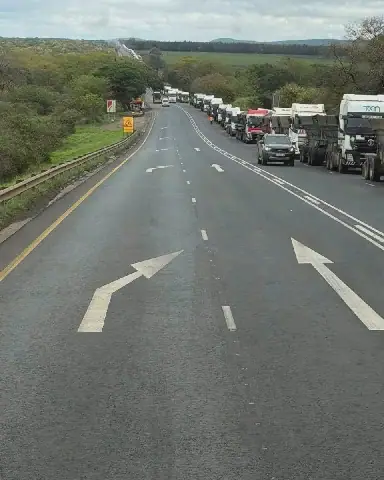 ’n Ellelange ry vragmotors staan dié week opgehoop ná Kilometer Sewe, op pad na die Lebombo-grenspos. Foto: Facebook/iewersindielaeveld