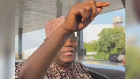 ADC presidential candidate, Atiku Abubakar, and his running mate, Rotimi Amaechi made a stop at a petrol station