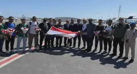 بالصور.. وصول البحارة المصريين إلى مقديشيو تمهيدًا لسفرهم إلى القاهرة برفقه السفير المصري