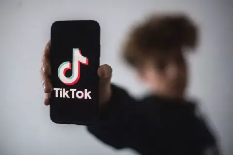 L’école face à la déferlante TikTok : le casse-tête des Live dans les classes