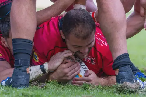 Morné Brandon steek die doellyn oor vir die Leeus se tweede rolmaaldrie gedurende Saterdag se VRK-wedstryd teen die Ospreys op Ellispark.