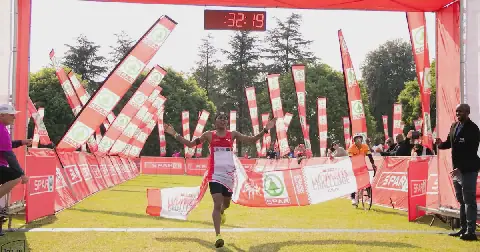 Glenrose Xaba winning the Spar Women's 10km Challenge in Johannesburg on Sunday to clinch the series for the fourth successive time. Picture: Supplied