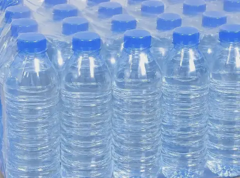 Interdiction des sachets d’eau : quand les bouteilles prennent de la valeur à Conakry