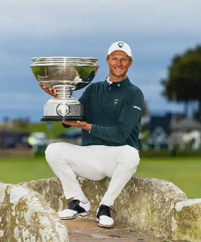 Pole se Adrian Meronk spog met die trofee wat hy Sondag in die Alfred Dunhill-gholfkampioenskap op St. Andrews in Skotland gewen het.
