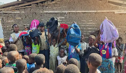 Des enfants déplacés reçoivent des fournitures scolaires à Kasenyi en Ituri