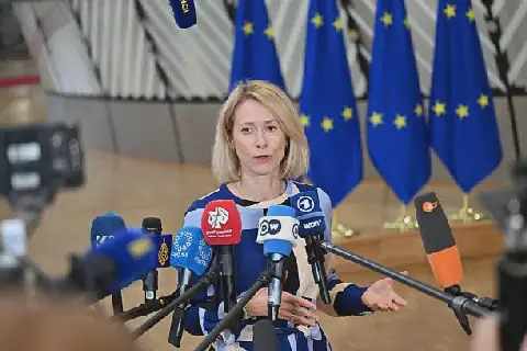 Kaja Kallas, die Europese Unie (EU) se hoof van buitelandse sake en veiligheidsbeleid, praat verlede week met joernaliste voor die eerste amptelike vergadering van verdedigingsministers van EU-lidlande ná die somerreses in Brussel, België.