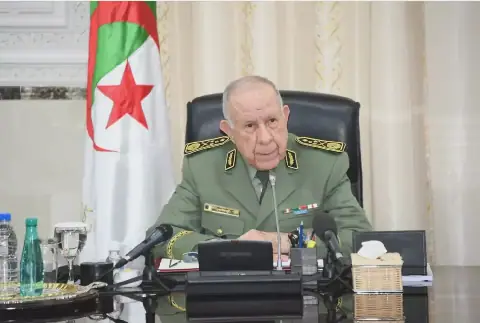 Algerian Army Chief Oversees Installation of New Military District Commander