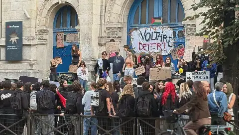 France Suspends Classes Until End of Week Amid Student Protests