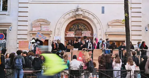 Tens of thousands expected in Paris for high school protests