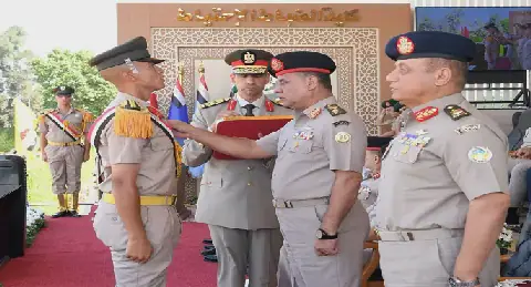 وزير الدفاع يشهد حفل تخرج الدفعة (170) من كلية الضباط الاحتياط