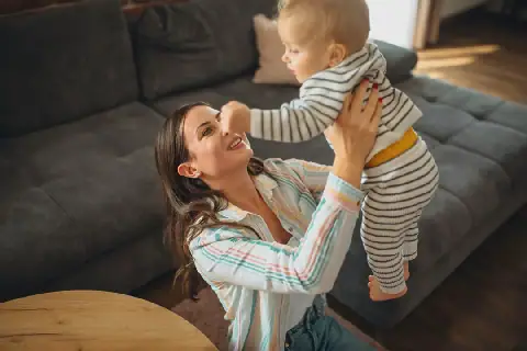 Carly Esterhuizen, bemarkingshoof by EasyEquities, sê ’n mens moet vroeër eerder as later begin belê, en dat dieselfde vir jou kinders se beleggings geld.
