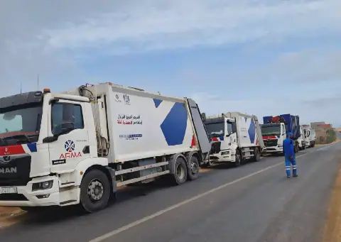 يحدث الآن بالجديدة.. عشرات شاحنات النفايات عالقة أمام المطرح.. والمدينة تدفع ثمن إضراب العمال!